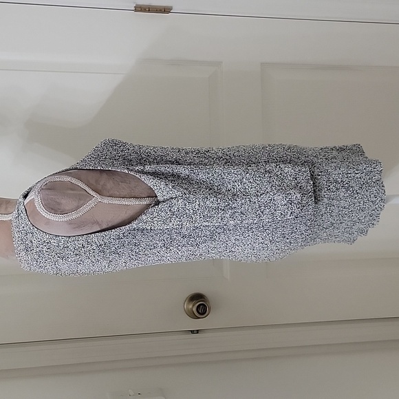 Design Lab Lord and Taylor Size M, Cold Shoulder Marled Black & Gray Sweater - Picture 4 of 11